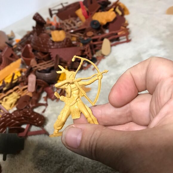 Western Toy Playset With Indians Cowboys & Accessories Mixed Lot Vintage - Picture 14 of 16